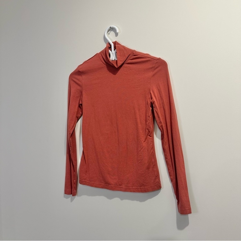 Frank and Oak | The Essential Long Sleeve Mockneck in dark coral sustainable - Picture 3 of 6